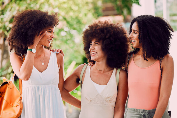 Tyttöystäviä, mustia naisia ja onnellinen halaus ihmisiä yhdessä ystävä ja liimaus ulkona. Hauska, loma ja hymy musta nainen onnea nauraa kesällä auringonpaiste tunne rauhaa. - Valokuva, kuva