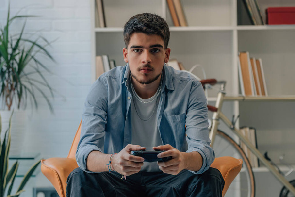 fiatal férfi otthon joystick játék online - Fotó, kép