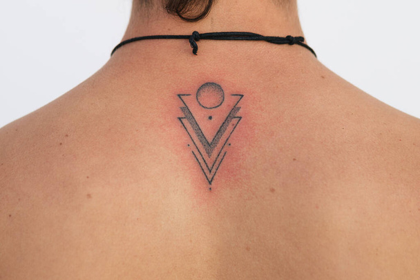 Detalle del tatuaje reciente terminado con la irritación de la piel roja, diseño minimalista con triángulos de puntos y círculos - Foto, Imagen