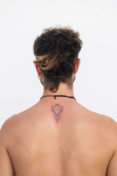 недавняя татуировка закончилась раздражением красной кожи, минималистский дизайн с точками треугольников и кругов - Фото, изображение