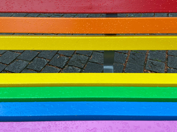 Panca in legno colorato orgoglio gay - Foto, immagini