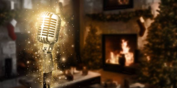 Караоке фон. Серебристый винтажный микрофон на елке и новогодние украшения. Концепция Рождество для веб-баннера, отображения или монтажа вашей продукции. - Фото, изображение