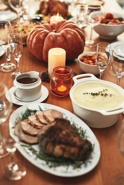 Weihnachten, Tradition und Mittagsfeier mit Essen auf dem Esstisch während der Feiertage. Ernährung, gesunde Ernährung und Esstisch während Thanksgiving für eine Dinnerparty, Braten oder Abendessen. - Foto, Bild
