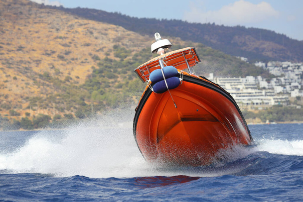 Човен берегової охорони проводить перевірку в Егейському морі.. - Фото, зображення