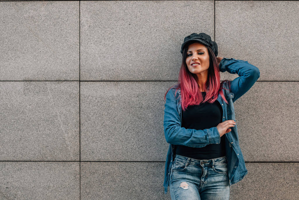 Mädchen urbaner Hipster auf der Straße lächelt - Foto, Bild