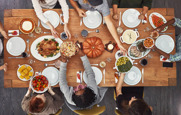 Pohled shora, sváteční večeře a děkovný stůl ve společenském domě, domě nebo restauraci se slavnostním jídlem. Nad, jídelna nebo skupina přátel s rozmanitostí, oslavou nebo obědem se štěstím. - Fotografie, Obrázek