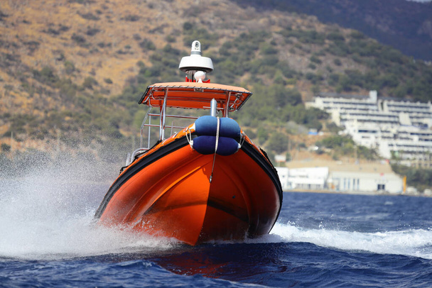 La barca della guardia costiera effettua l'ispezione nel Mar Egeo. - Foto, immagini
