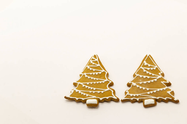 Gingerbread christmas tree. Gingerbread cookies isolated on white background. Christmas baking background. New Year theme. Merry Christmas and Happy New Year Holidays greeting card, frame, banner. - 写真・画像