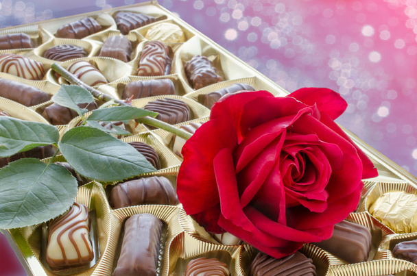 Rote Rose und Schachtel Bonbons - Foto, Bild