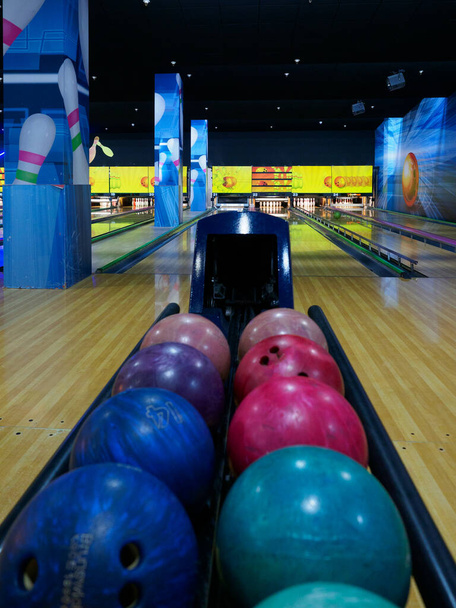 Een bowlingbaan met bowlingkegels klaar om te spelen. Hoge kwaliteit foto - Foto, afbeelding