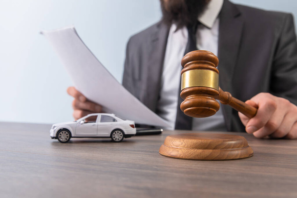 Model of car and gavel. Accident lawsuit or insurance - Zdjęcie, obraz
