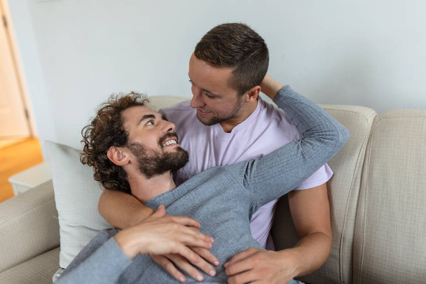 Zwei junge Mann lgbtq gay Paar aus Liebe umarmen genießen intimen zärtlichen sinnlichen Moment zusammen küssen mit geschlossenen Augen - Foto, Bild