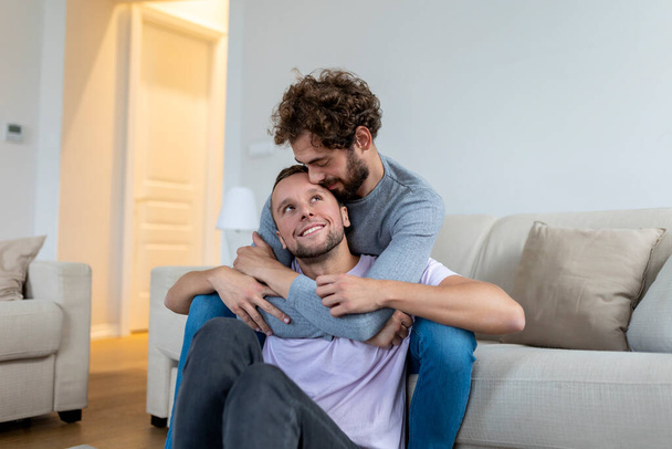 Rakastaa samaa sukupuolta Mies homo pari makaa sohvalla kotona ja rentouttava, halailu yhdessä - Valokuva, kuva