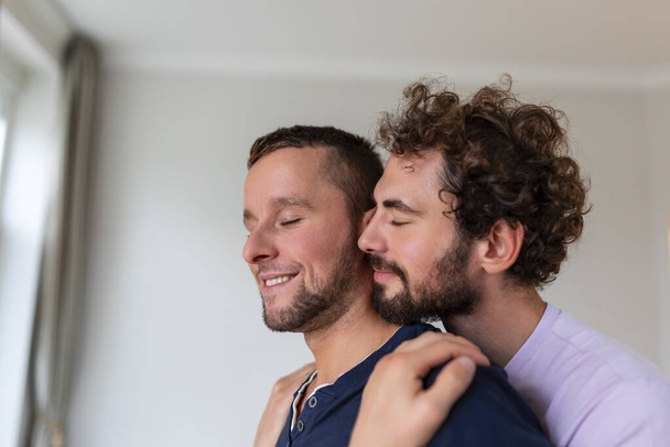 Carefree Gay Çiftin Ev İçinde Portresi. Mutlu eşcinsel çift birlikte vakit geçiriyor. - Fotoğraf, Görsel