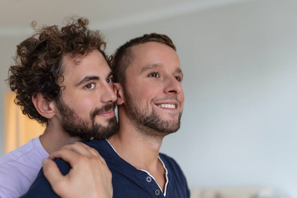 Portret beztroskiej pary gejów w pomieszczeniach. szczęśliwy gej para spędzając czas razem - Zdjęcie, obraz
