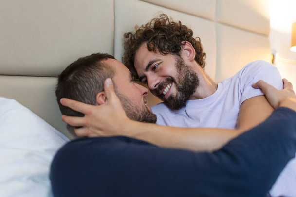 Boldog meleg pár gyengéd pillanatok a hálószobában - Homoszexuális szerelem kapcsolat és a nemek közötti egyenlőség fogalma - Fotó, kép