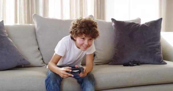 Gaming, Gewinner und Kind auf der Videospielkonsole im heimischen Wohnzimmer aufgeregt für Leistung oder Online-esport-Wettbewerb. Gewinnen, ja und Gamer-Kind mit Playstation-Spielen für den Urlaub auf Sofa oder Couch. - Filmmaterial, Video