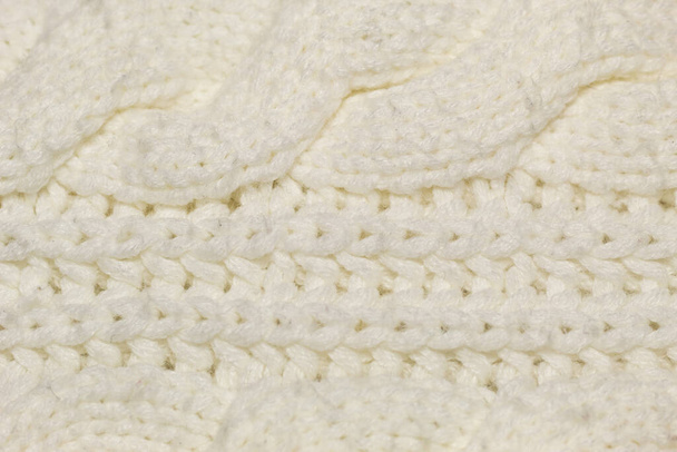 Gros plan sur un tissu confortable chaud beige cousu main avec une partie déconcentrée au premier plan - Photo, image