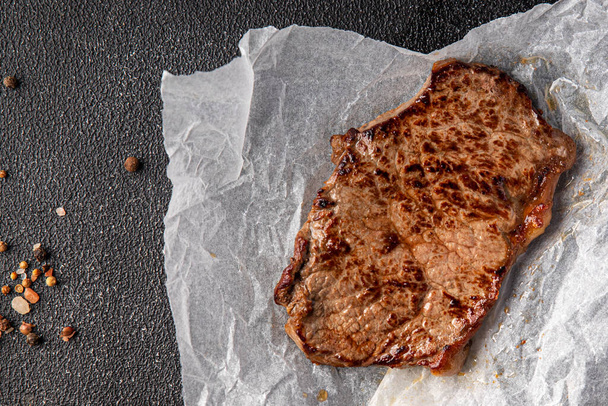 marhahús steak sült grillezett hús barbecue grill friss finom snack egészséges étel snack diéta az asztalon másolás tér élelmiszer háttér rusztikus felülnézet - Fotó, kép
