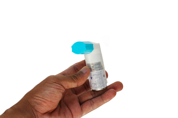 バンドン、西ジャワ州、インドネシア- 2022年6月17日:白い背景にTurbuhaler (Symbiport)を保持する手。通常、喘息や結核などの肺疾患を持つ人々によって使用されるターブヘラー - 写真・画像