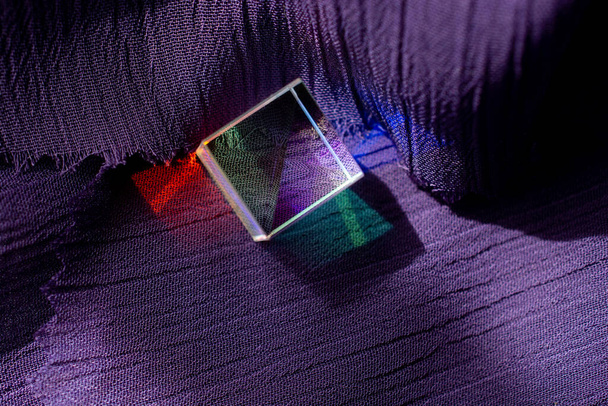 Los cubos de prisma luminosos refractan la luz en diferentes colores. - Foto, Imagen