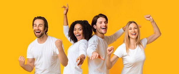 Χαρούμενοι πολυφυλετικοί νέοι άνδρες και γυναίκες με λευκά μπλουζάκια σηκώνουν τα χέρια ψηλά και σφίγγουν τις γροθιές, γιορτάζουν την επιτυχία σε κίτρινο φόντο στούντιο, πανόραμα, κολάζ - Φωτογραφία, εικόνα