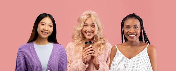 Dámská koncepce životního stylu. Tři atraktivní multiracial mladé ženy v ležérní oblečení přítelkyně pózující na růžové pozadí studia, vesele se usmívá na kameru, panorama, koláž - Fotografie, Obrázek