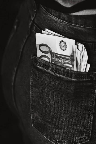 Τραπεζογραμμάτια κοντά, λεφτά σε τσέπη τζιν. Euro stick από την τσέπη τζιν, τα οικονομικά και το νόμισμα έννοια. Έννοια της αποταμίευσης ή της δαπάνης χρημάτων - Φωτογραφία, εικόνα