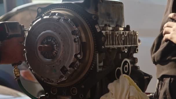 プレッシャーパッドフライホイール車の修理工場映像で空気銃と交換. - 映像、動画