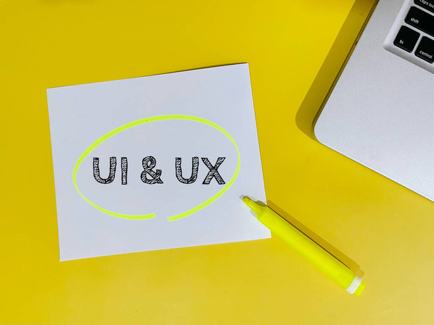 UI y UX nota sobre fondo amarillo  - Foto, imagen