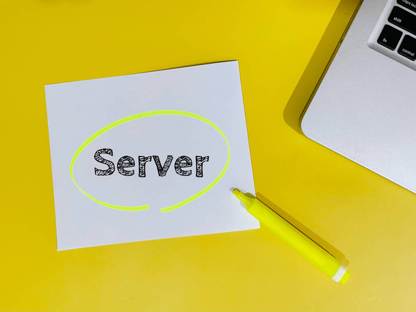 server note on yellow background - Фото, изображение