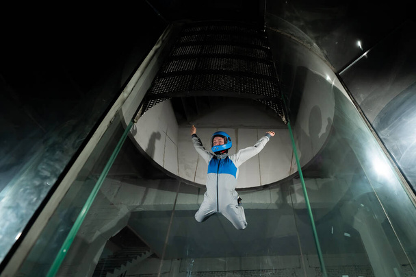 A woman flies in a wind tunnel. Free fall simulator - Foto, Imagem