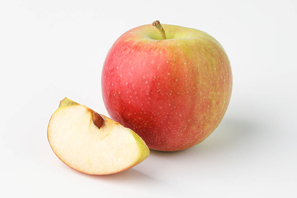 manzana, mini manzana, pequeña manzana, manzana bebé aislado sobre fondo blanco - Foto, imagen