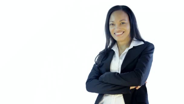 Femme afro-américaine portant un costume se sentant heureuse debout avec les bras croisés, geste isolé sur fond blanc - Séquence, vidéo
