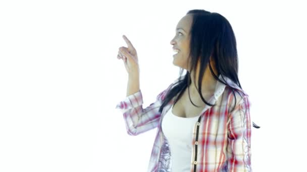 Mujer negra bastante sonriente mostrando espacio de copia, ok y pulgar hacia arriba posando sobre fondo blanco - Metraje, vídeo