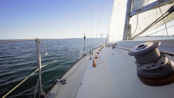 Jachta plachtění na moři proti obloze - Záběry, video