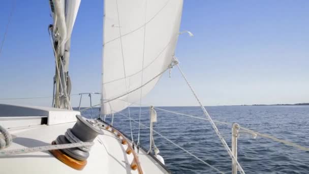 Jacht vitorlázás a tengeren az ég ellen - Felvétel, videó