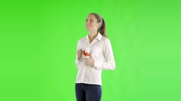 Νεαρή όμορφη επιχειρηματίας με κύπελλο στην πράσινη οθόνη - Πλάνα, βίντεο