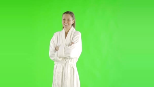 белая женщина в халате на зеленом экране вырезана  - Кадры, видео