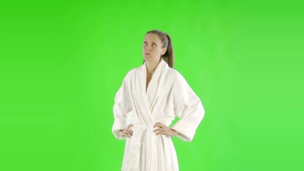 boos Kaukasische vrouw in badjas op groen scherm uitgesneden  - Video