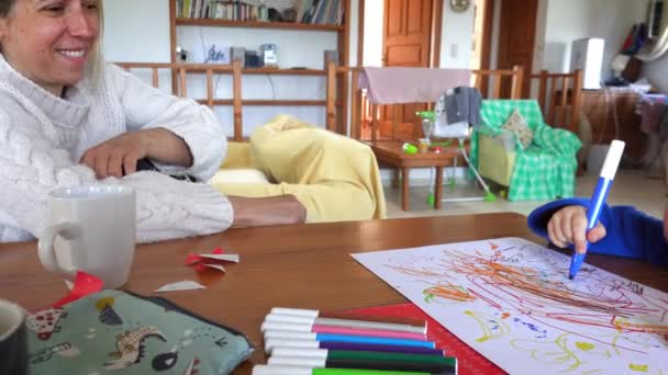 Közelkép anya és fiú rajz fehér papíron  - Felvétel, videó
