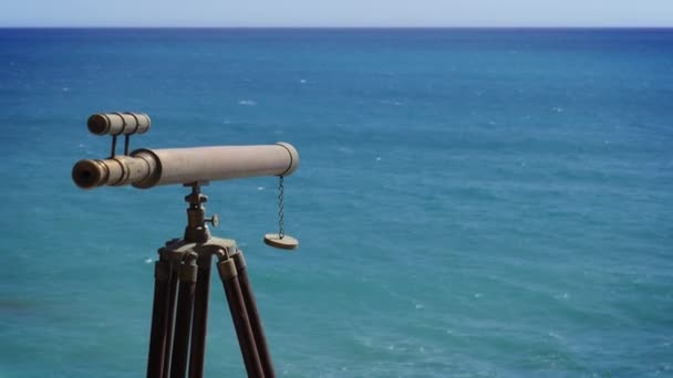 Gros plan du télescope nautique contre la mer - Séquence, vidéo