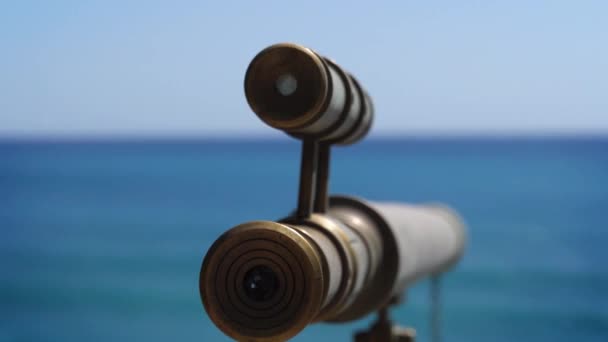 Nahaufnahme eines nautischen Teleskops gegen das Meer - Filmmaterial, Video