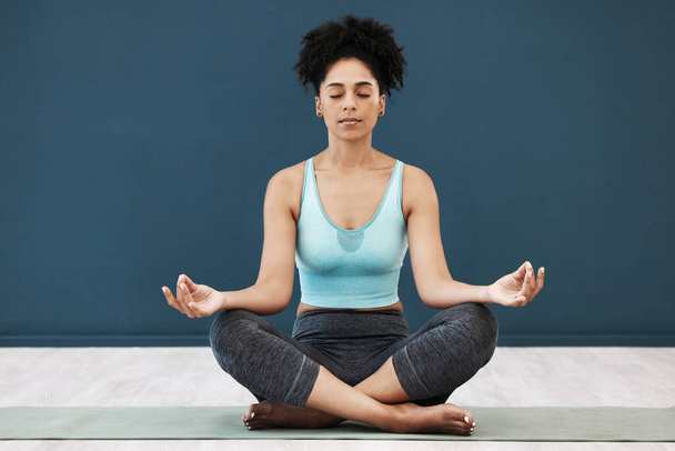 Meditazione, yoga e zen di una donna di colore in uno studio di benessere e salute per la consapevolezza. Allenamento, preghiera ed esercizio olistico di un atleta per pilates rilassarsi con mentalità di pace e chakra. - Foto, immagini
