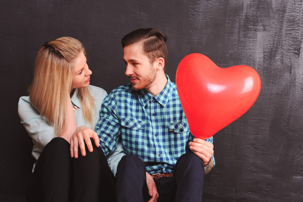 paar verliefd op hart ballonnen - Foto, afbeelding