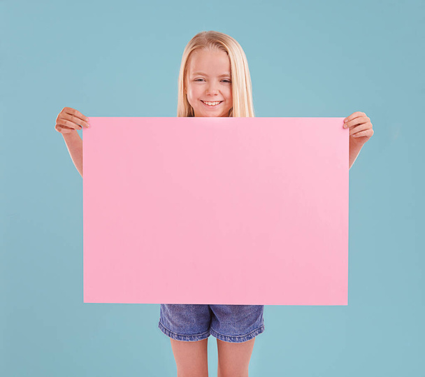 She got the cutest copyspace ever. A cute little girl holding up colorful copyspace while isolated - Foto, Imagen