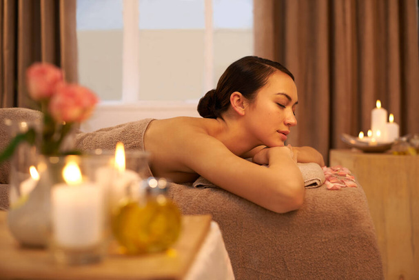 Revivez votre âme. Une belle jeune femme se relaxant sur une table de massage avant son massage - Photo, image