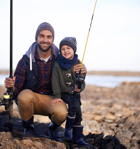 Készen állunk, hogy elkapjunk egy óriást. Egy szerető apa és fia portréja, amint a tenger mellett halásznak. - Fotó, kép