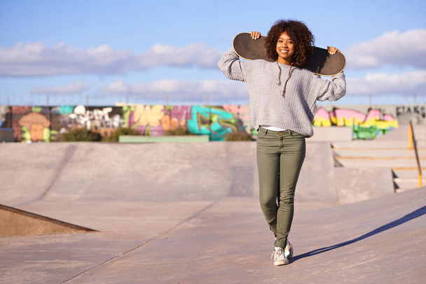 Why walk when you can skate. a young woman out skateboarding in the city - Foto, Imagem