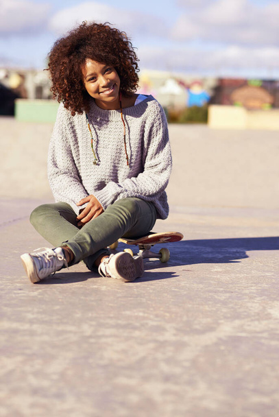 To mój pomysł na grę planszową. młoda kobieta siedząca na deskorolce w skateparku - Zdjęcie, obraz